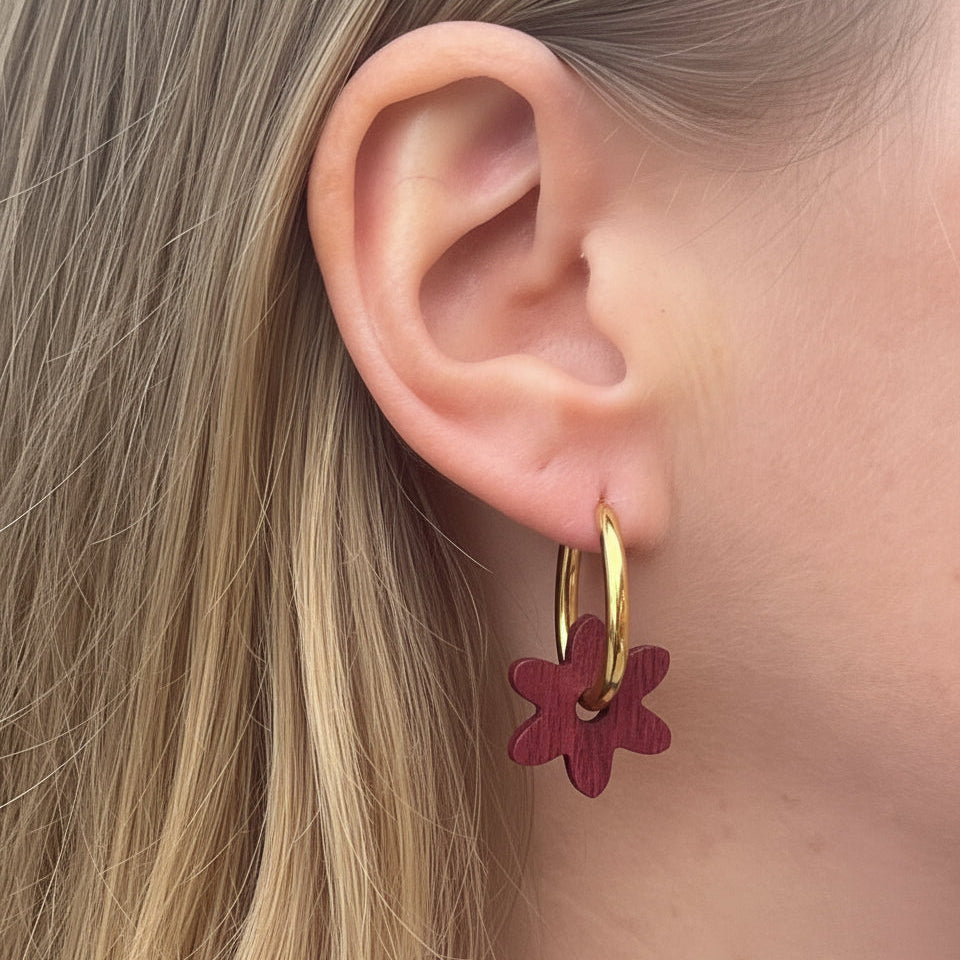Boucles d'oreilles créoles fleurs femme dorées en bois précieux et acier inoxydable. Fabrication artisanale en France par une ébéniste
