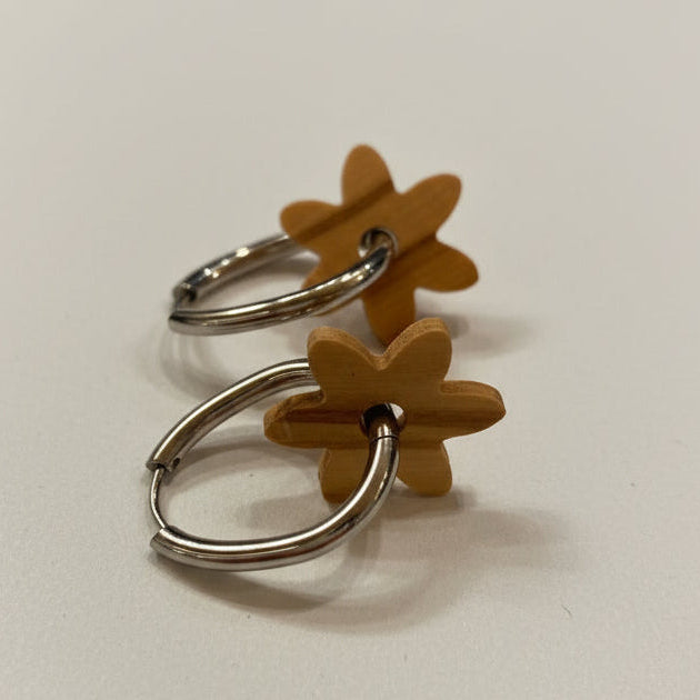 Boucles d'oreilles créoles fleurs femme argentées en bois précieux et acier inoxydable. Fabrication artisanale en France par une ébéniste