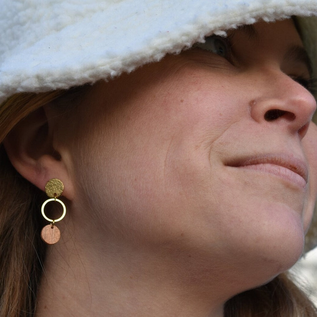 Boucles d'oreilles rondes tombantes femme doré en bois précieux et acier inoxydable. Fabrication artisanale en France par une ébéniste