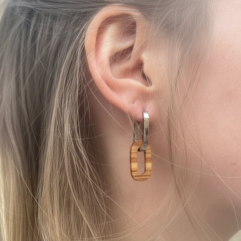 Boucles d'oreilles créoles ovales femme argentées en bois précieux et acier inoxydable. Fabrication artisanale en France par une ébéniste