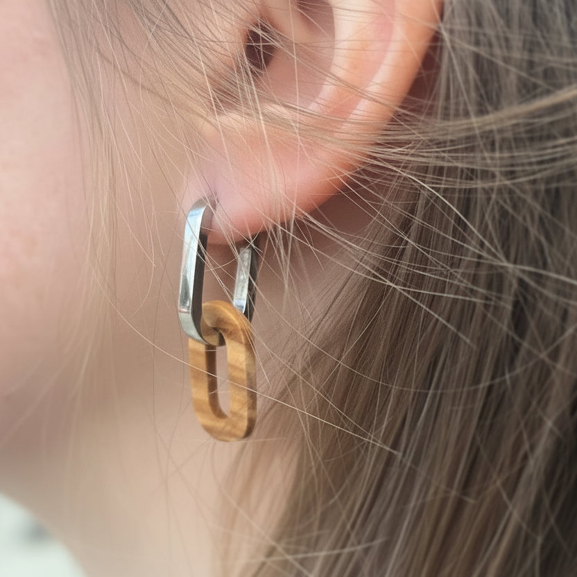 Boucles d'oreilles créoles ovales femme argentées en bois précieux et acier inoxydable. Fabrication artisanale en France par une ébéniste