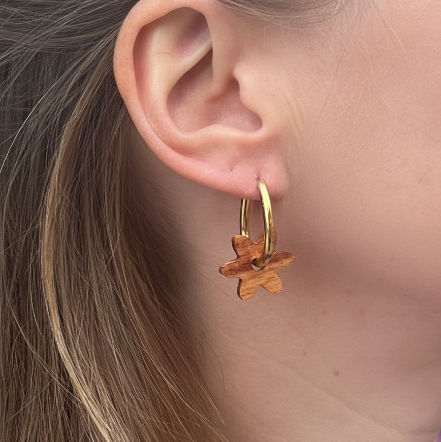 Boucles d'oreilles créoles fleurs femme dorées en bois précieux et acier inoxydable. Fabrication artisanale en France par une ébéniste