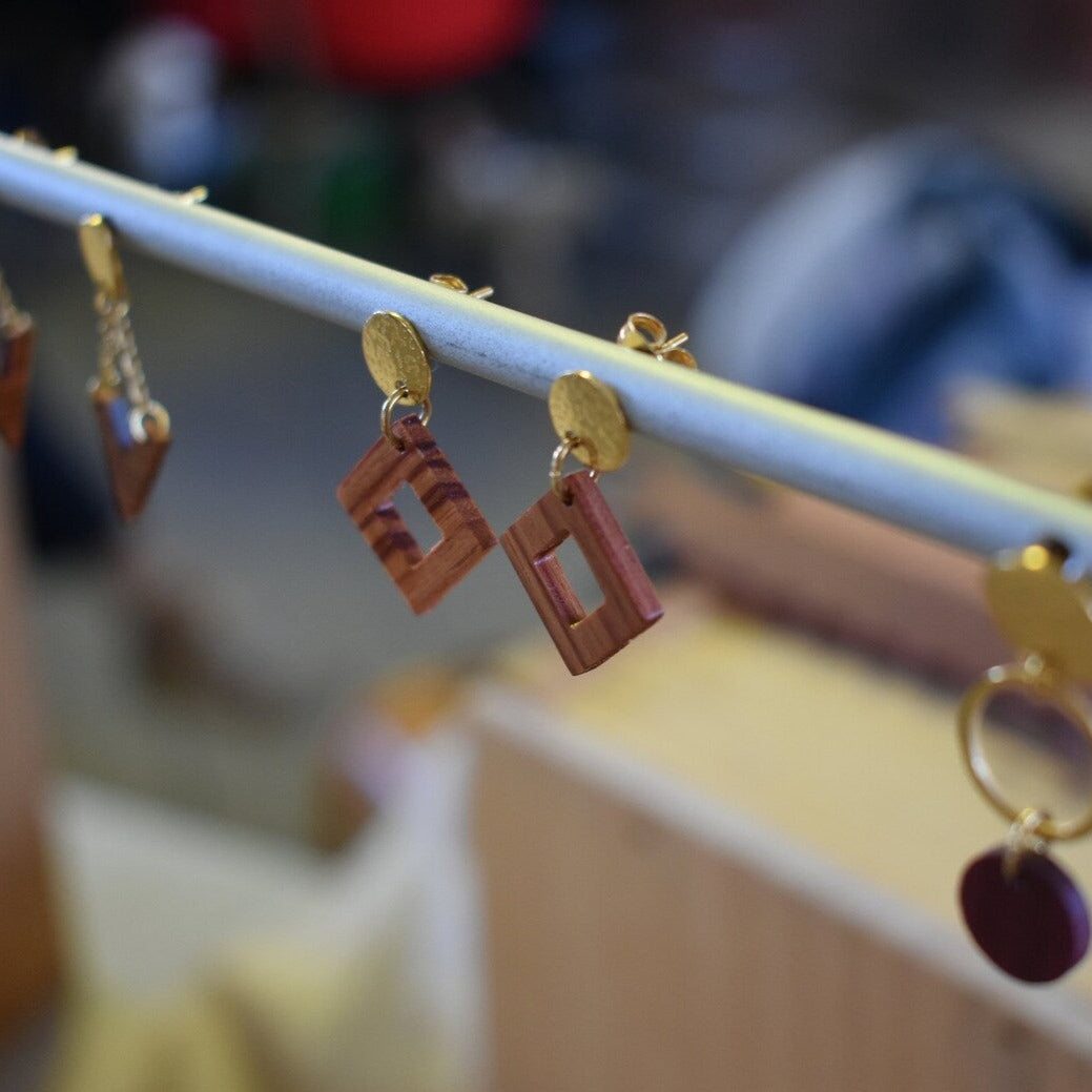 Clavos cuadrados de madera - Dorados