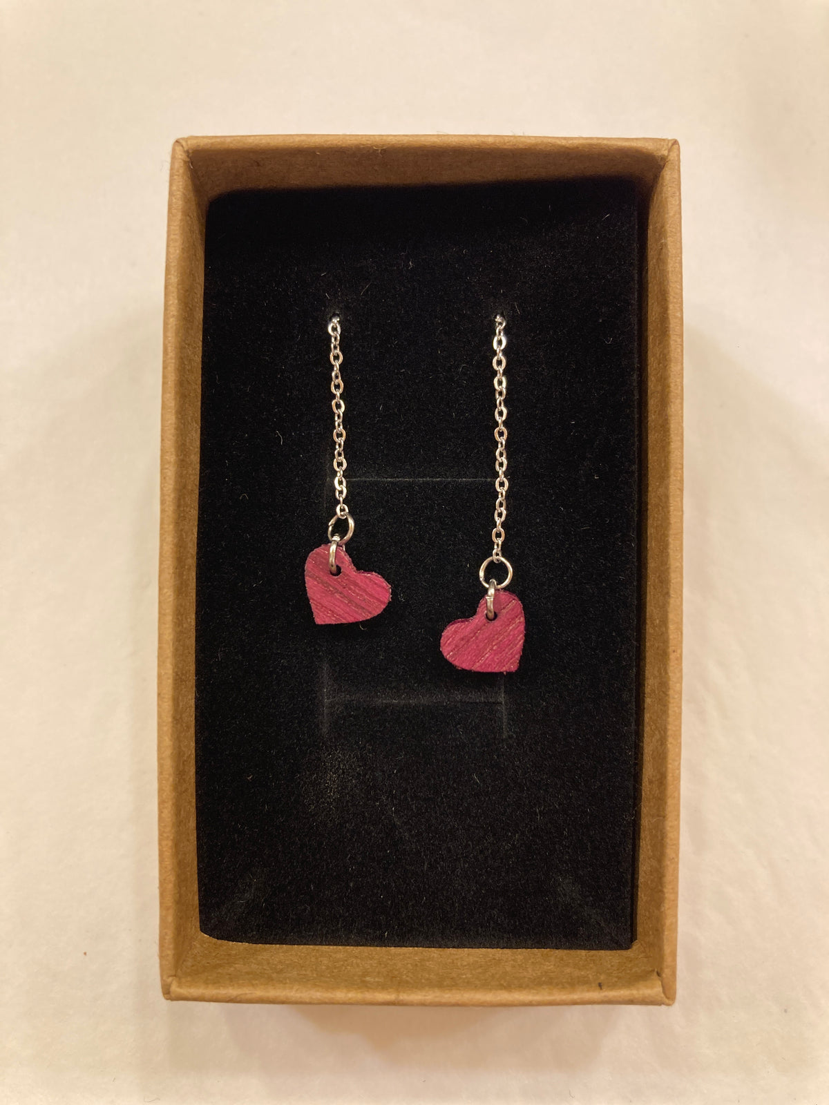 Boucles d'oreilles chaînettes coeur femme argentées longues et réglables en bois précieux et acier inoxydable. Fabrication artisanale en France par une ébéniste