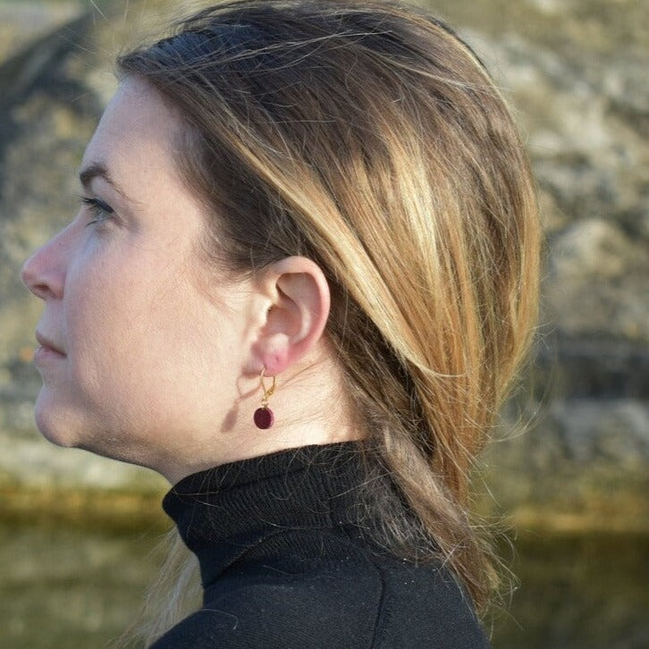 boucles d'oreilles rondes femme en bois d'amarante et acier argenté, portées à l'oreille, fabrication artisanale française, racines artisanat