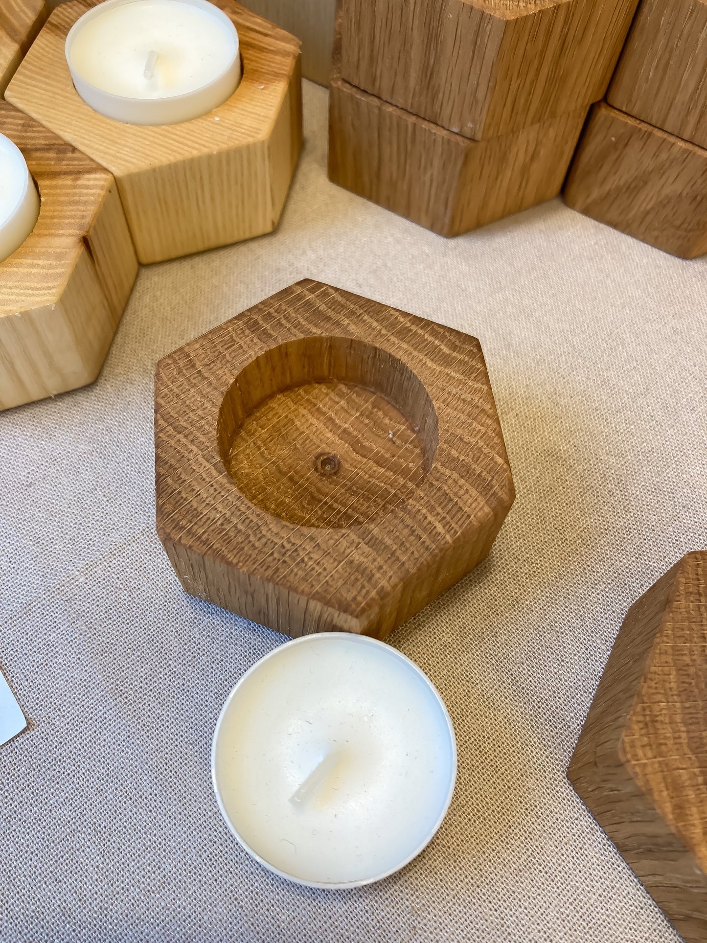 bougeoirs en bois massif et bougies en cire de colza, fabrication artisanale française, racines artisanat