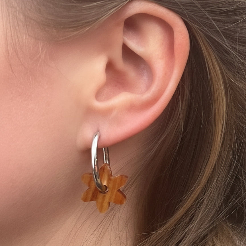 Boucles d'oreilles créoles fleurs femme argentées en bois précieux et acier inoxydable. Fabrication artisanale en France par une ébéniste