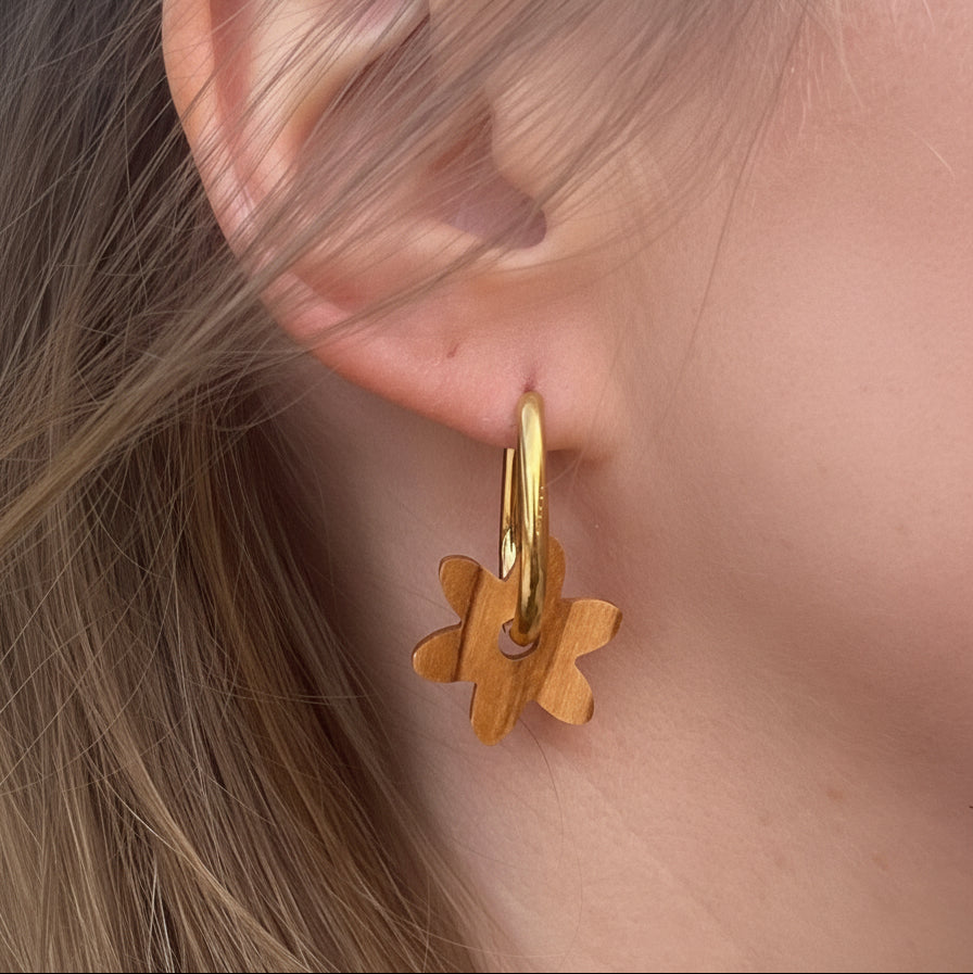 Boucles d'oreilles créoles fleurs femme dorées en bois précieux et acier inoxydable. Fabrication artisanale en France par une ébéniste