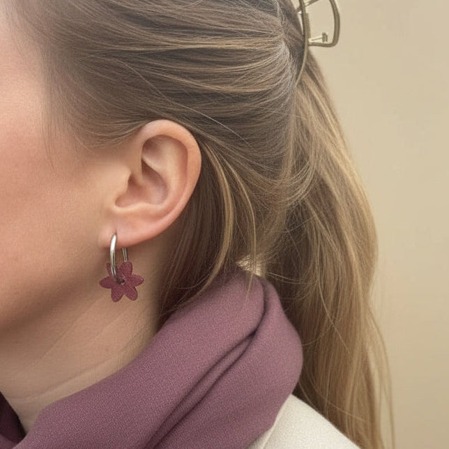 Boucles d'oreilles créoles fleurs femme argentées en bois précieux et acier inoxydable. Fabrication artisanale en France par une ébéniste