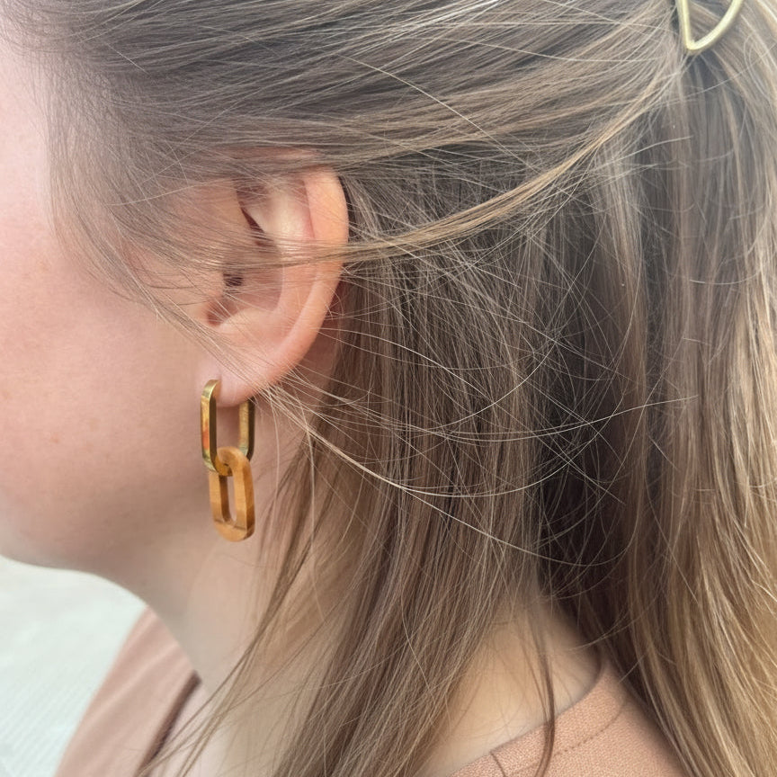 Boucles d'oreilles créoles ovales femme dorées en bois précieux et acier inoxydable. Fabrication artisanale en France par une ébéniste