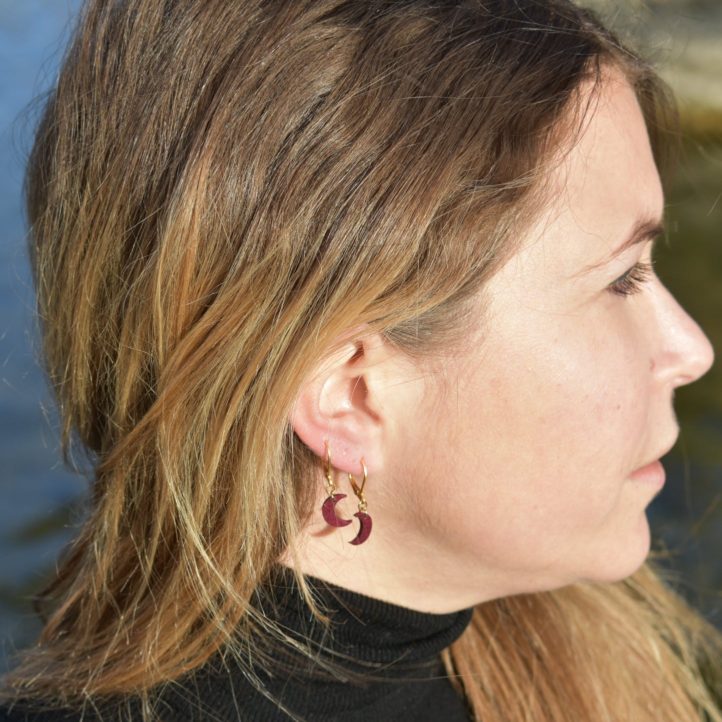 Boucles d'oreilles dormeuses lunes femme dorées en bois précieux et acier inoxydable. Fabrication artisanale en France par une ébéniste