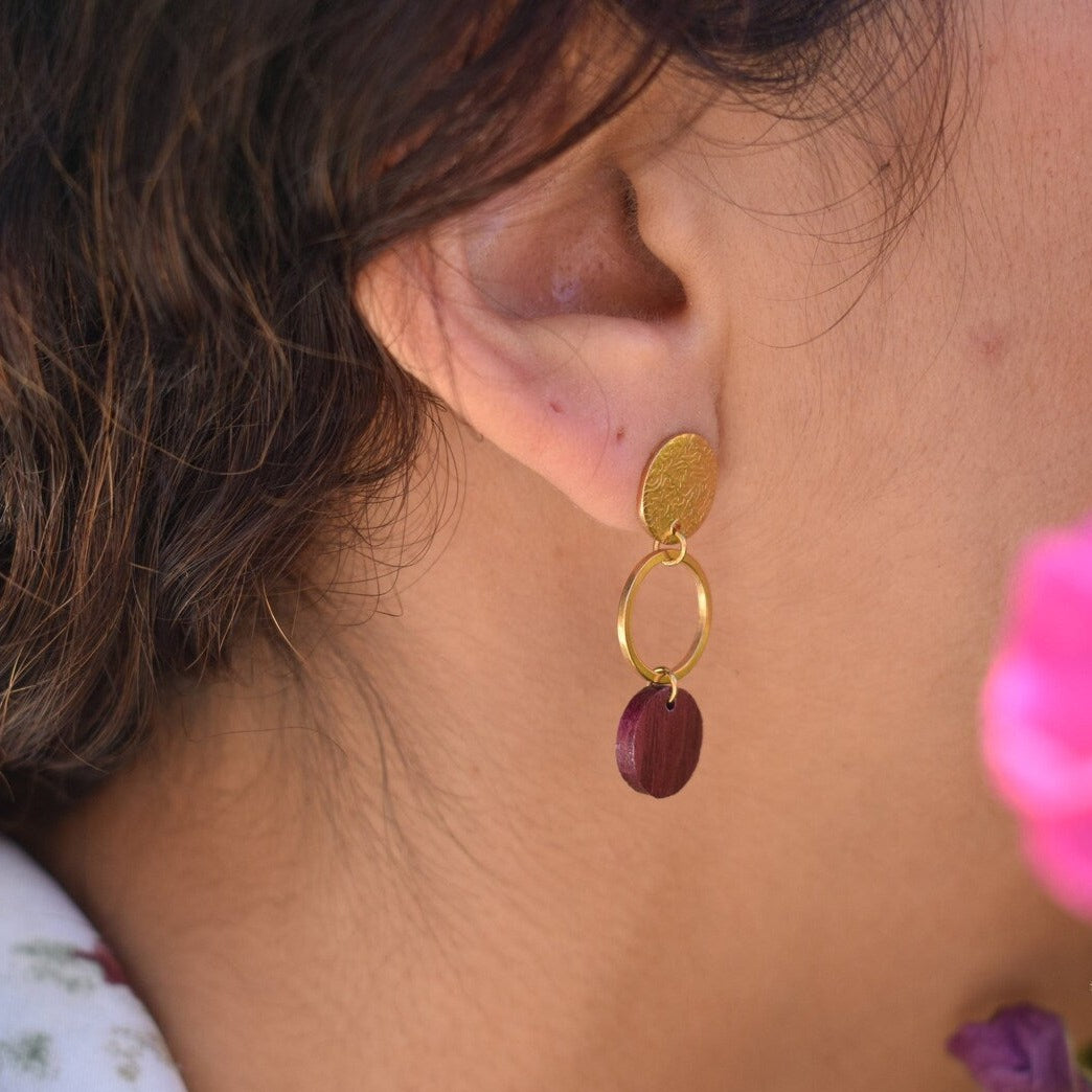 Boucles d'oreilles rondes tombantes femme doré en bois précieux et acier inoxydable. Fabrication artisanale en France par une ébéniste