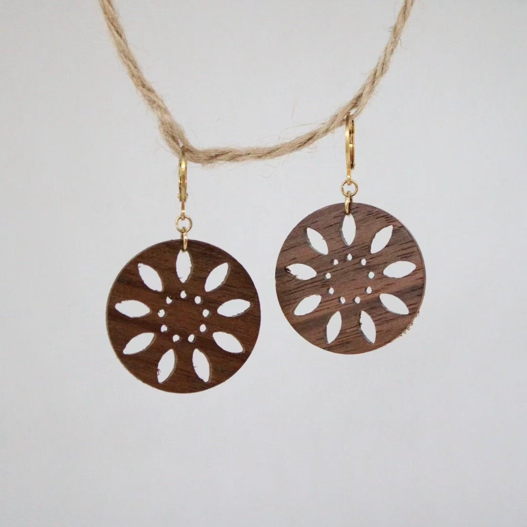 Pendientes de flor redonda de encaje de madera - Dorados