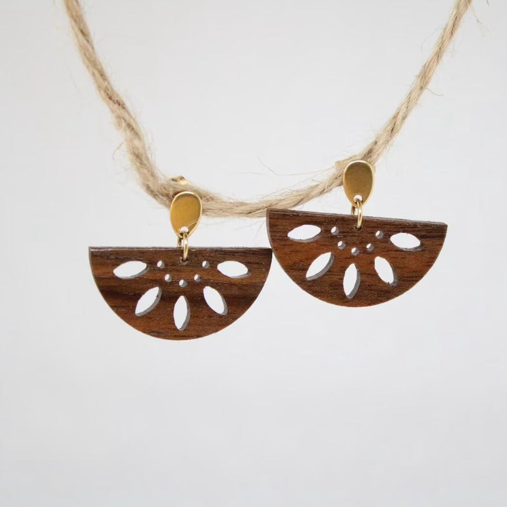 Clous demi-ronds dentelle