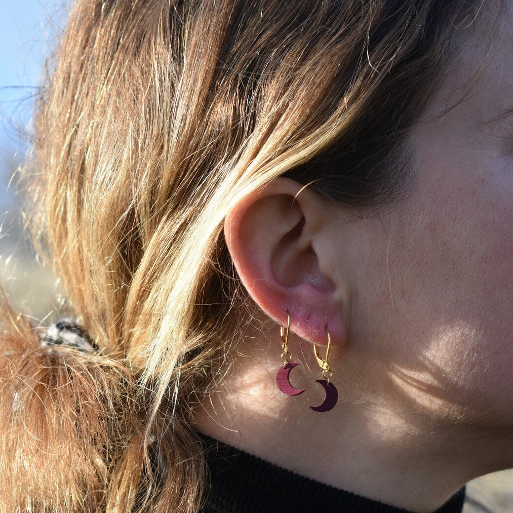 Boucles d'oreilles dormeuses lunes femme dorées en bois précieux et acier inoxydable. Fabrication artisanale en France par une ébéniste