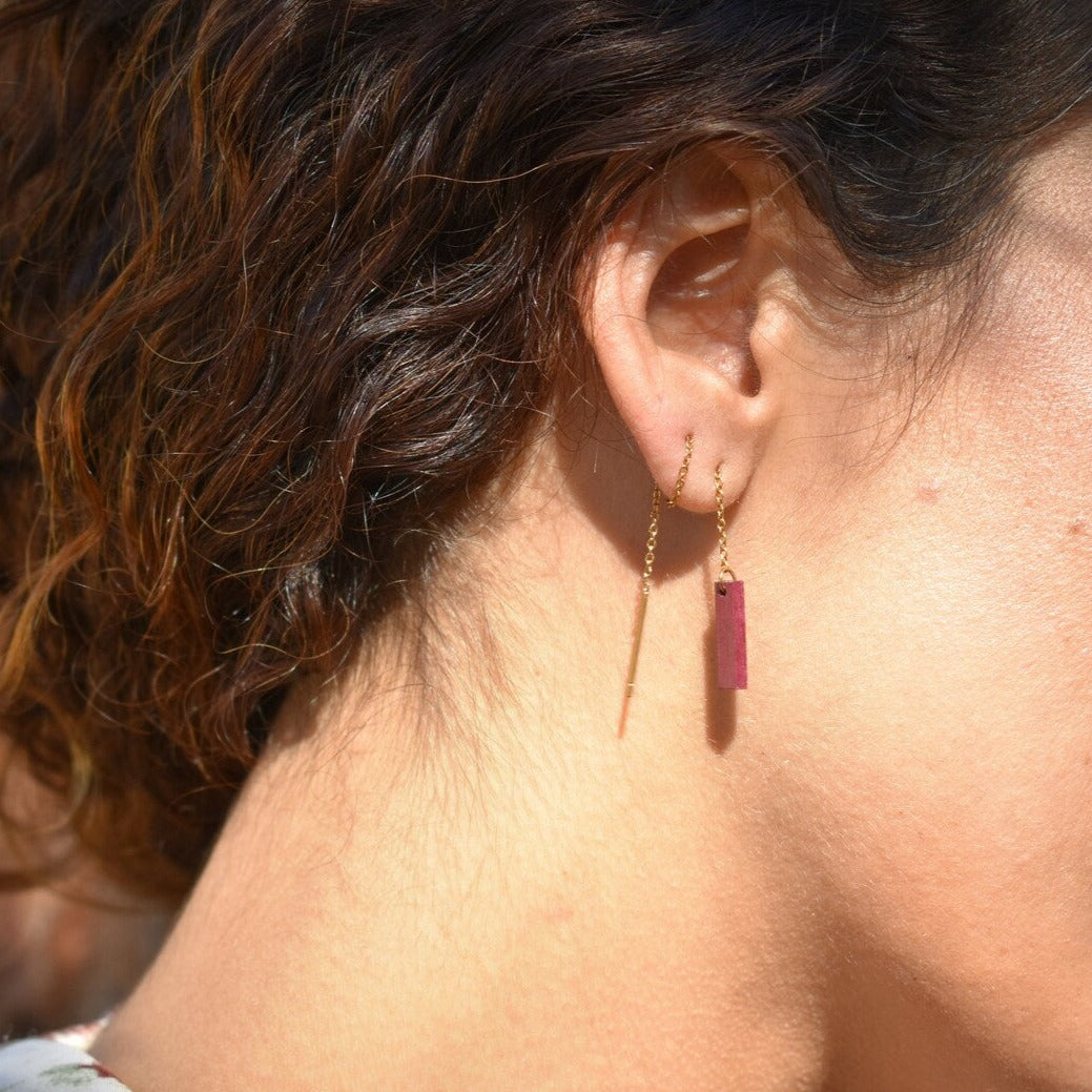 Boucles d'oreilles chaînettes multi-position femme dorées en bois précieux, longues et réglables. Fabrication artisanale en France par une ébéniste