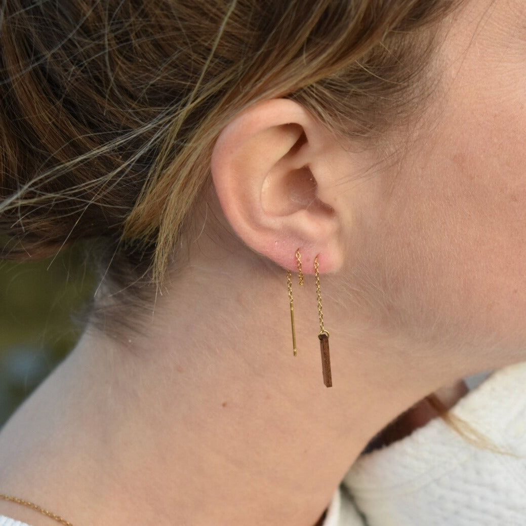 Boucles d'oreilles chaînettes multi-position femme dorées en bois précieux, longues et réglables. Fabrication artisanale en France par une ébéniste