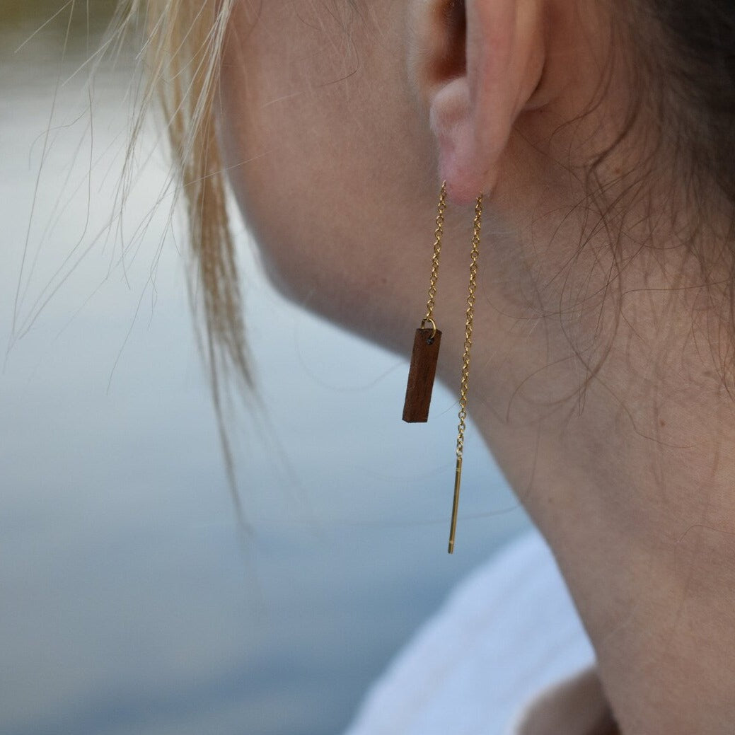 Boucles d'oreilles chaînettes multi-position femme dorées en bois précieux, longues et réglables. Fabrication artisanale en France par une ébéniste