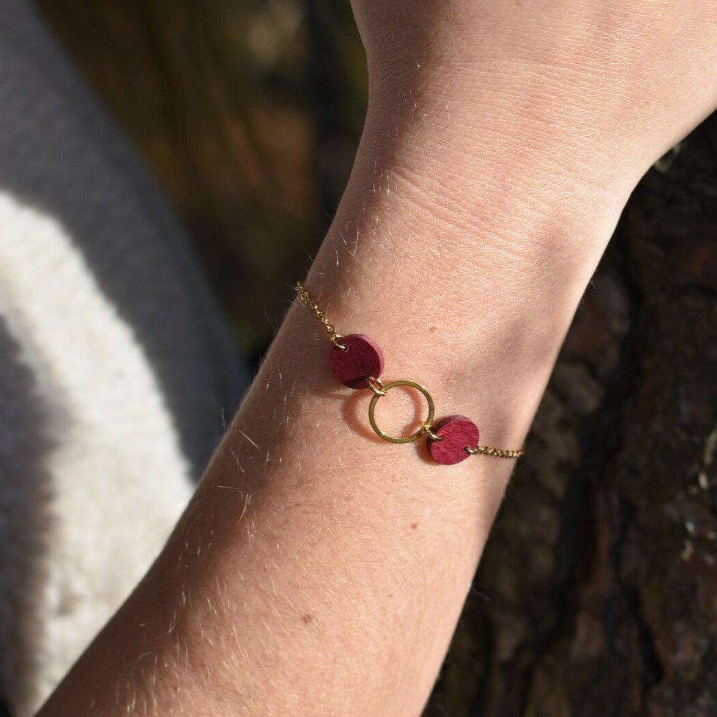 Bracelet rond femme doré en bois précieux et acier inoxydable. Fabrication artisanale en France par une ébéniste