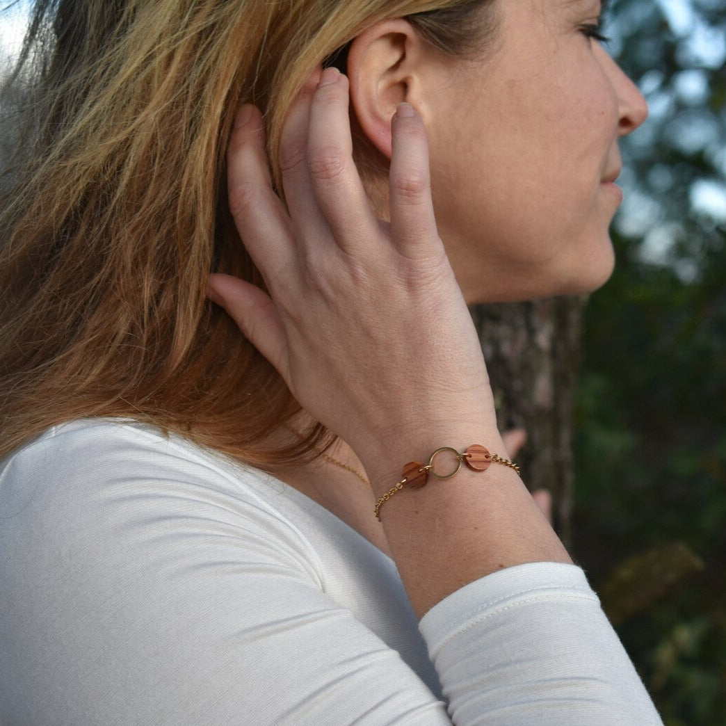 Bracelet rond femme doré en bois précieux et acier inoxydable. Fabrication artisanale en France par une ébéniste