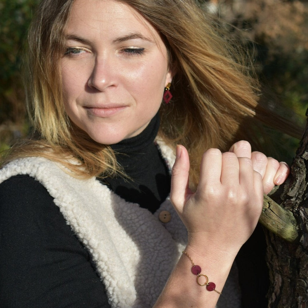 Bracelet rond femme doré en bois précieux et acier inoxydable. Fabrication artisanale en France par une ébéniste