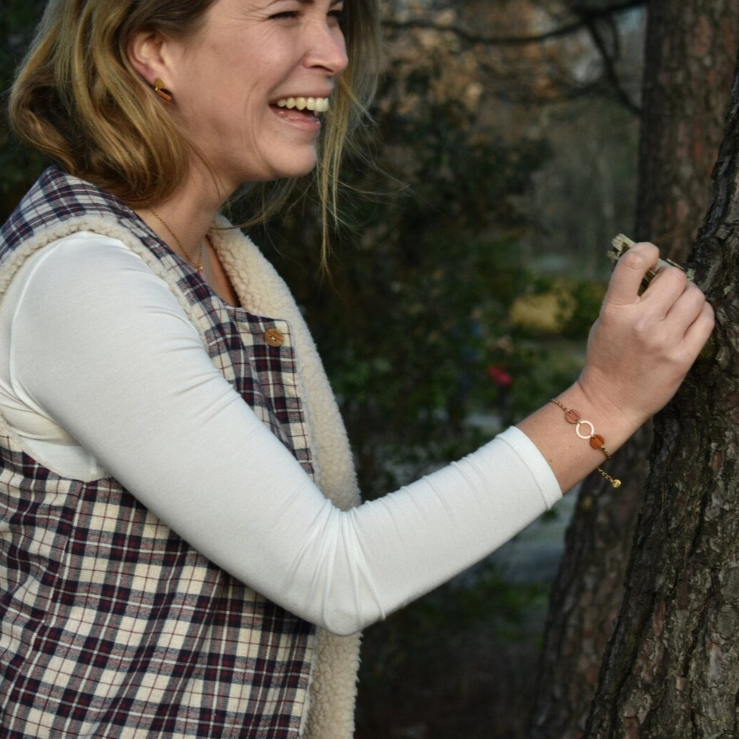 Bracelet rond femme doré en bois précieux et acier inoxydable. Fabrication artisanale en France par une ébéniste