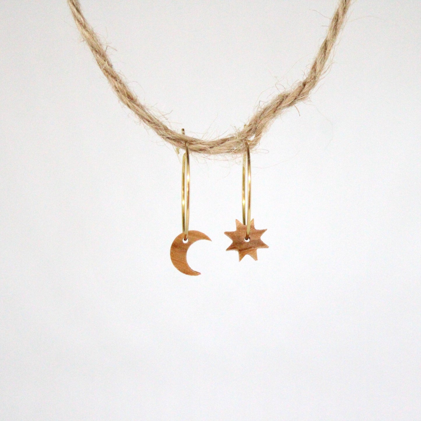 Boucles d'oreilles créoles lune soleil femme dorées en bois précieux. Fabrication artisanale en France par une ébéniste