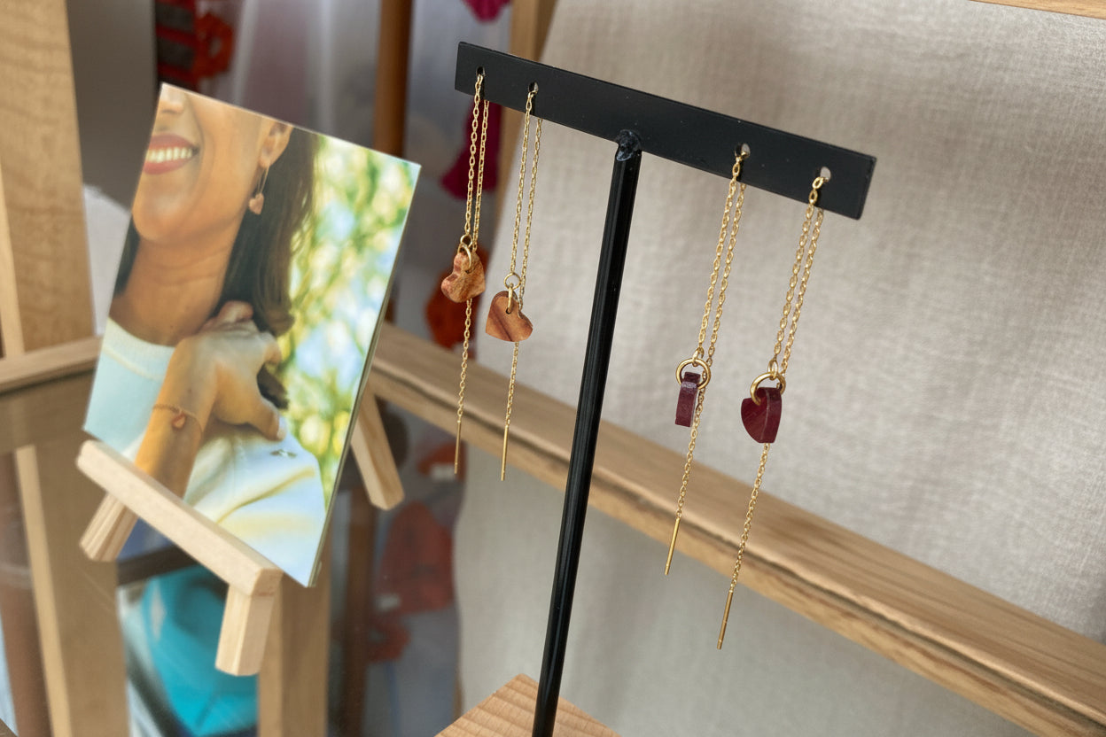 Boucles d'oreilles chaînettes coeur femme dorées longues et réglables en bois précieux et acier inoxydable. Fabrication artisanale en France par une ébéniste