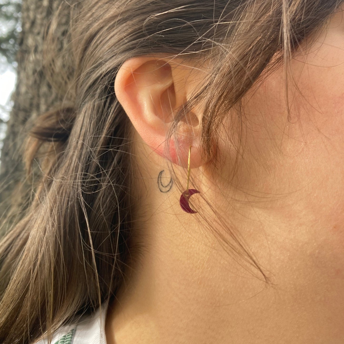 Boucles d'oreilles créoles lune soleil femme dorées en bois précieux. Fabrication artisanale en France par une ébéniste