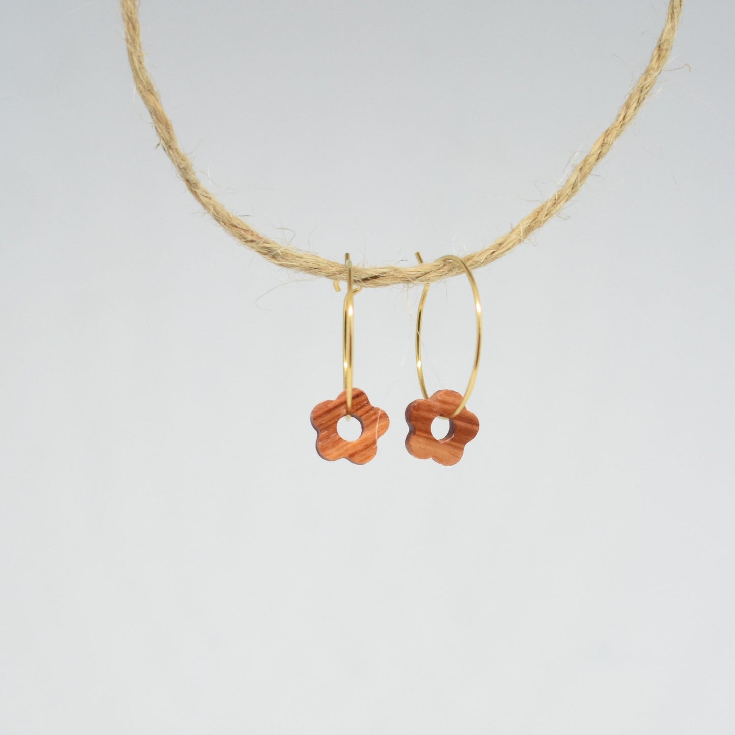 Wooden daisy hoop earrings - Gold