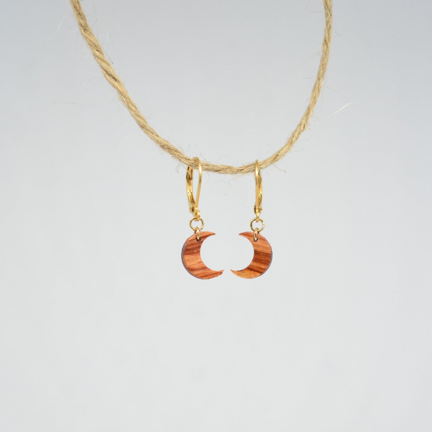 Boucles d'oreilles dormeuses lunes femme dorées en bois précieux et acier inoxydable. Fabrication artisanale en France par une ébéniste