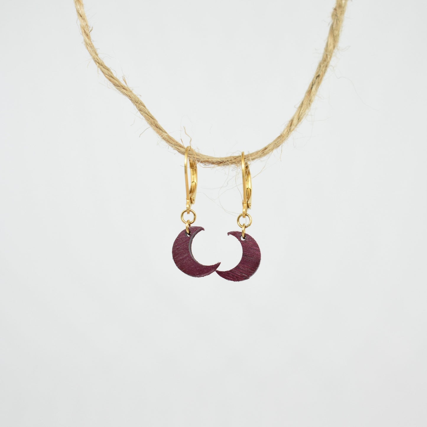 Boucles d'oreilles dormeuses lunes femme dorées en bois précieux et acier inoxydable. Fabrication artisanale en France par une ébéniste