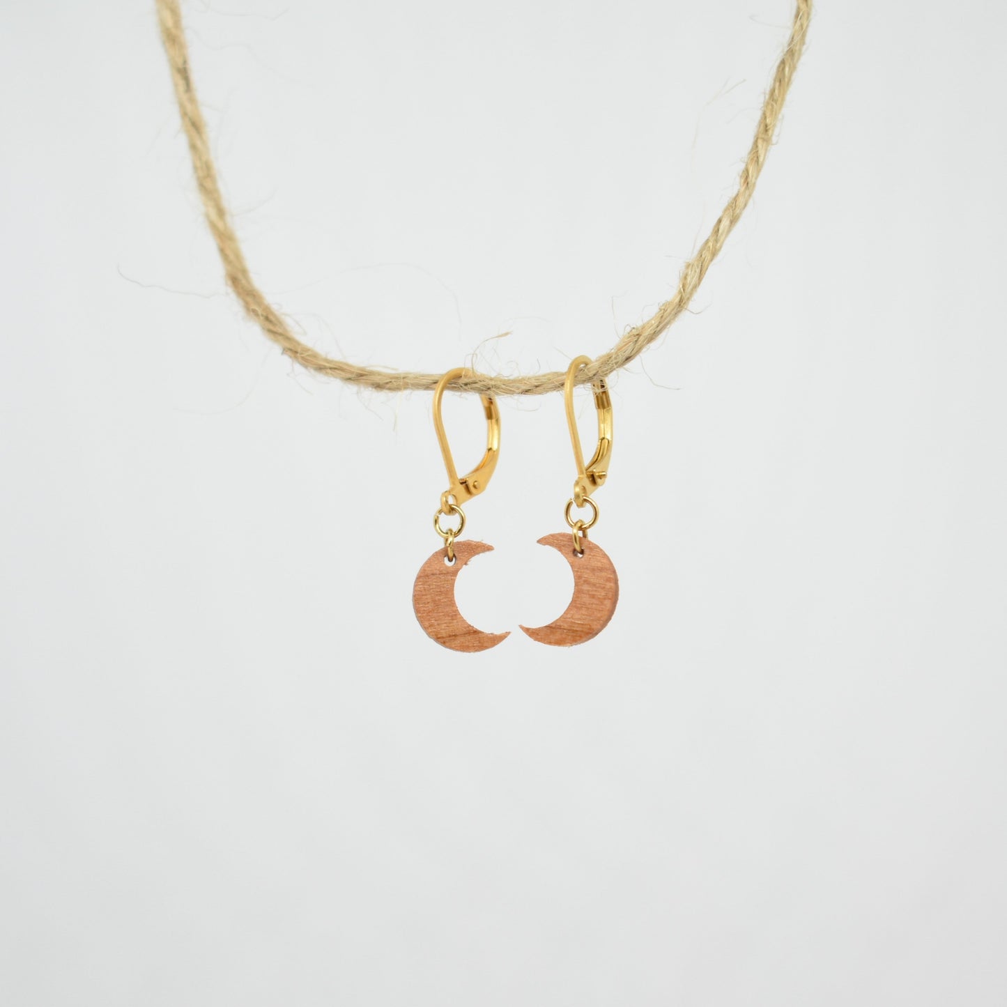 Boucles d'oreilles dormeuses lunes femme dorées en bois précieux et acier inoxydable. Fabrication artisanale en France par une ébéniste
