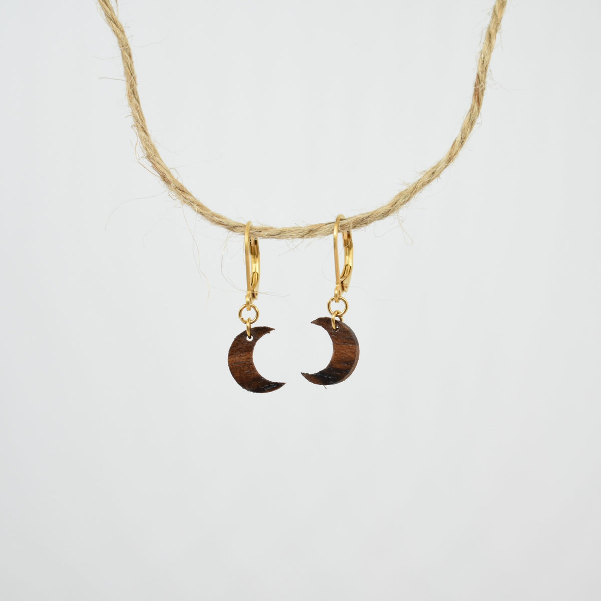Boucles d'oreilles dormeuses lunes femme dorées en bois précieux et acier inoxydable. Fabrication artisanale en France par une ébéniste