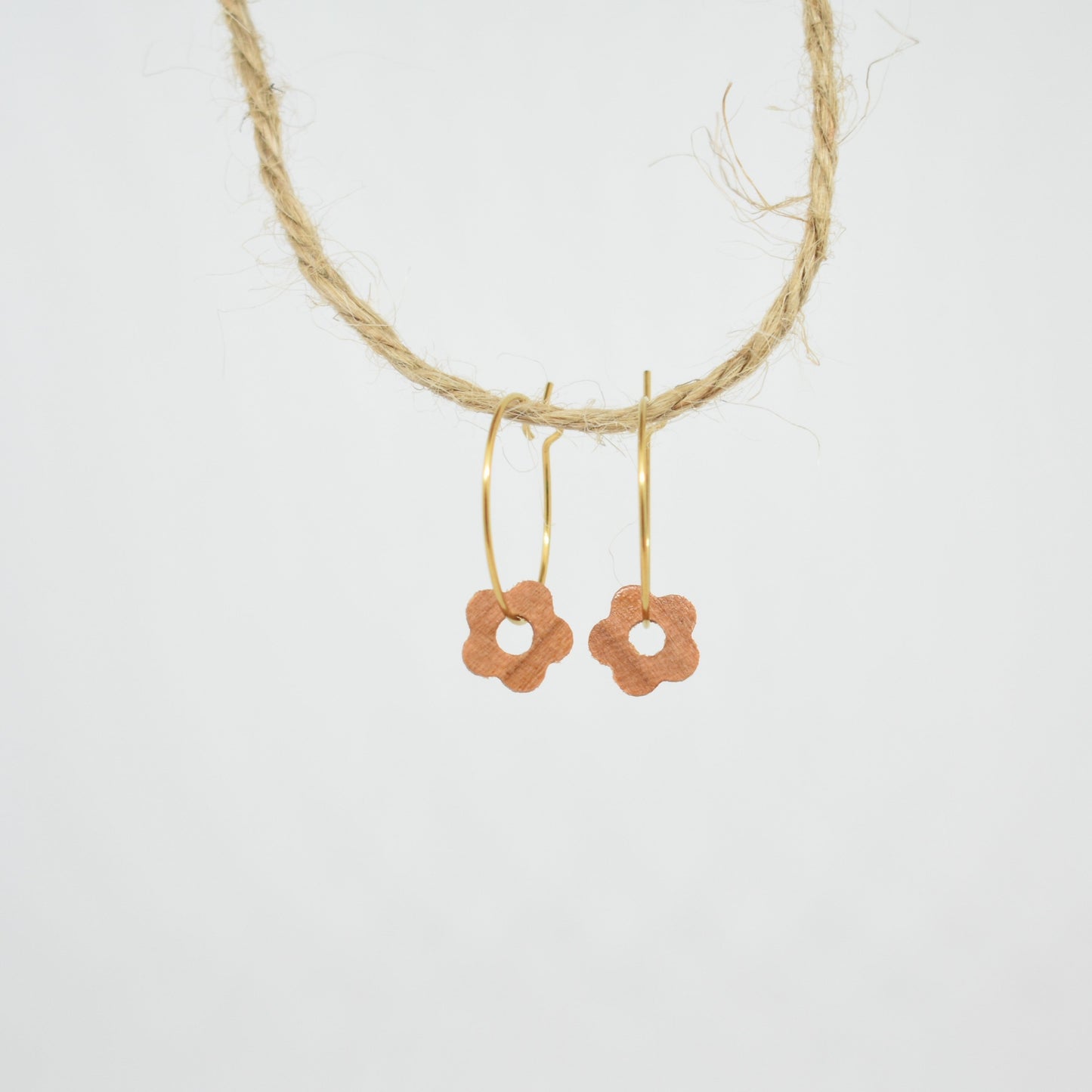 Wooden daisy hoop earrings - Gold