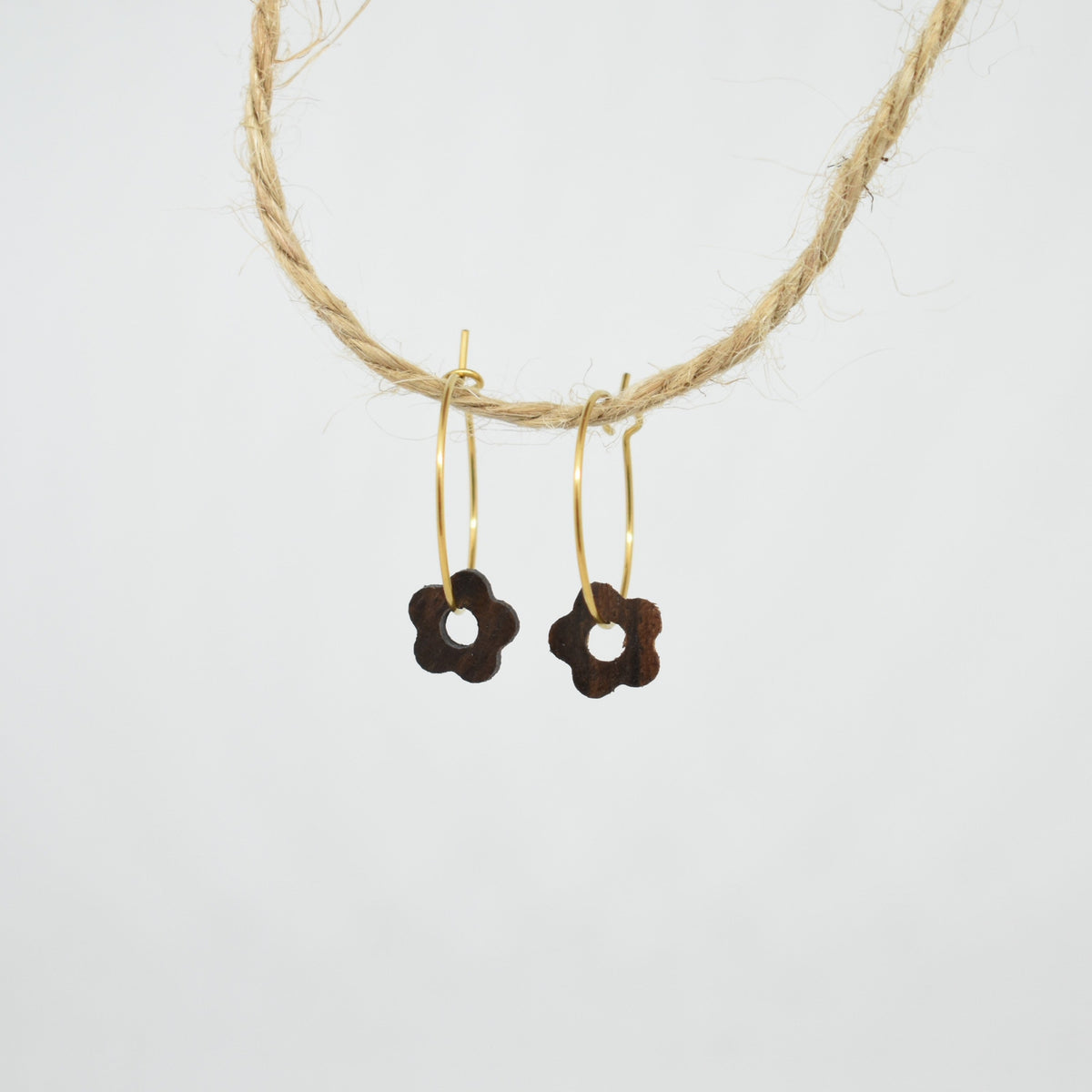 Wooden daisy hoop earrings - Gold