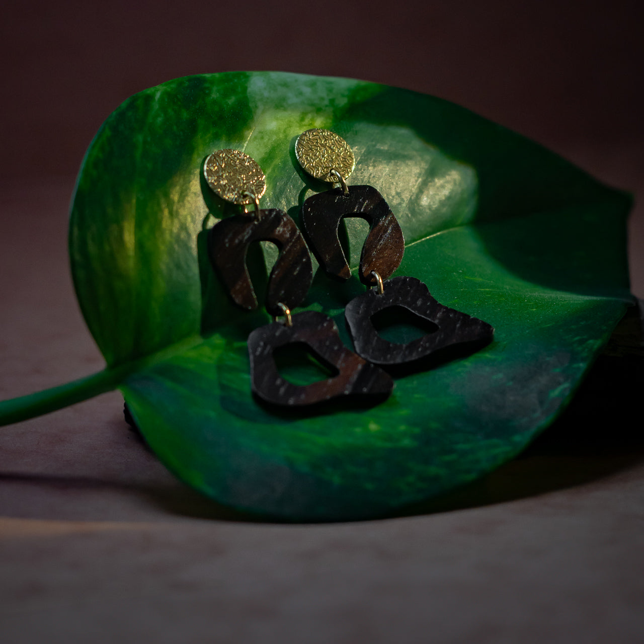 Boucles d'oreilles femme dorées en bois précieux, tombantes et au motif léopard. Fabrication artisanale en France par une ébéniste