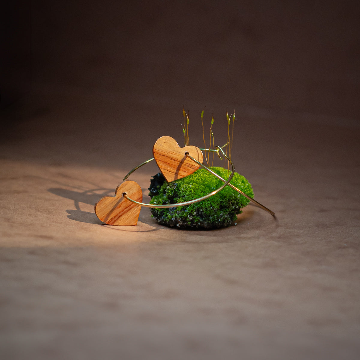 Boucles d'oreilles créoles coeur femme doré en bois précieux et acier inoxydable. Fabrication artisanale en France par une ébéniste