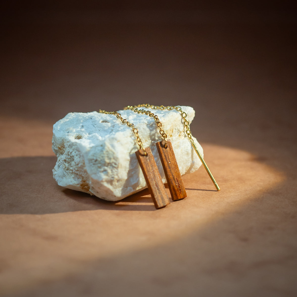 Boucles d'oreilles chaînettes multi-position femme dorées en bois précieux, longues et réglables. Fabrication artisanale en France par une ébéniste