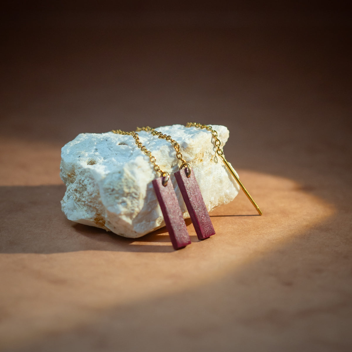 Boucles d'oreilles chaînettes multi-position femme dorées en bois précieux, longues et réglables. Fabrication artisanale en France par une ébéniste