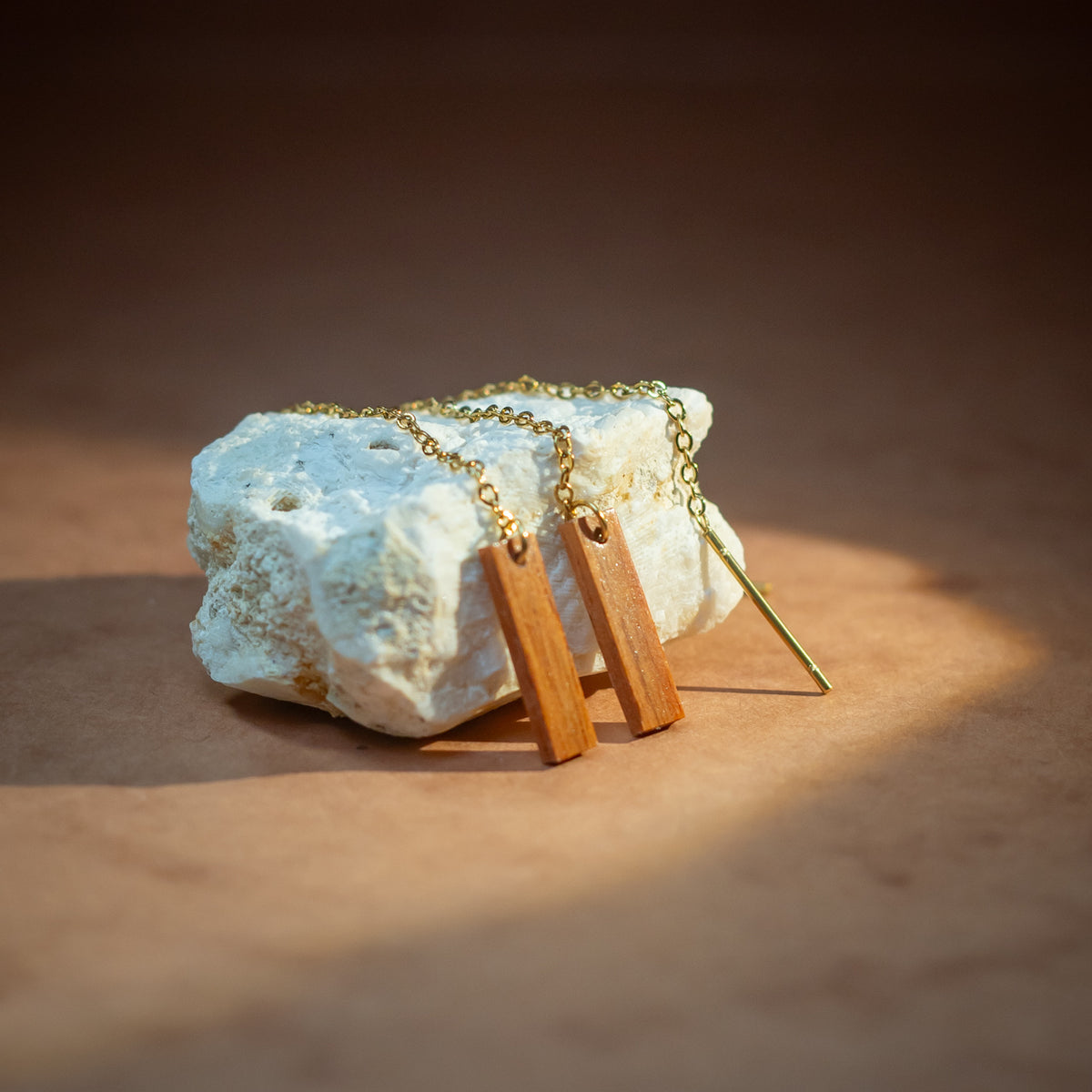 Boucles d'oreilles chaînettes multi-position femme dorées en bois précieux, longues et réglables. Fabrication artisanale en France par une ébéniste
