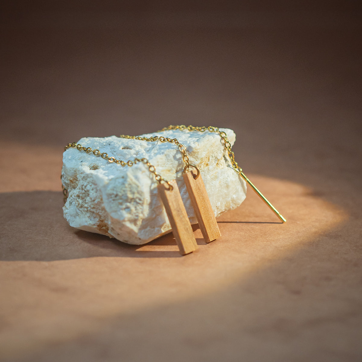 Boucles d'oreilles chaînettes multi-position femme dorées en bois précieux, longues et réglables. Fabrication artisanale en France par une ébéniste