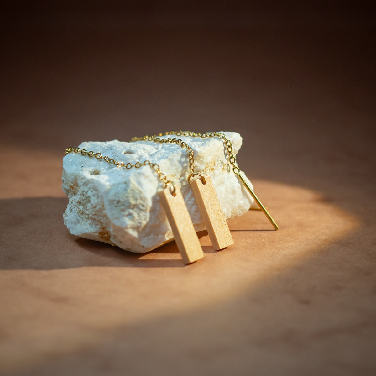Boucles d'oreilles chaînettes multi-position femme dorées en bois précieux, longues et réglables. Fabrication artisanale en France par une ébéniste