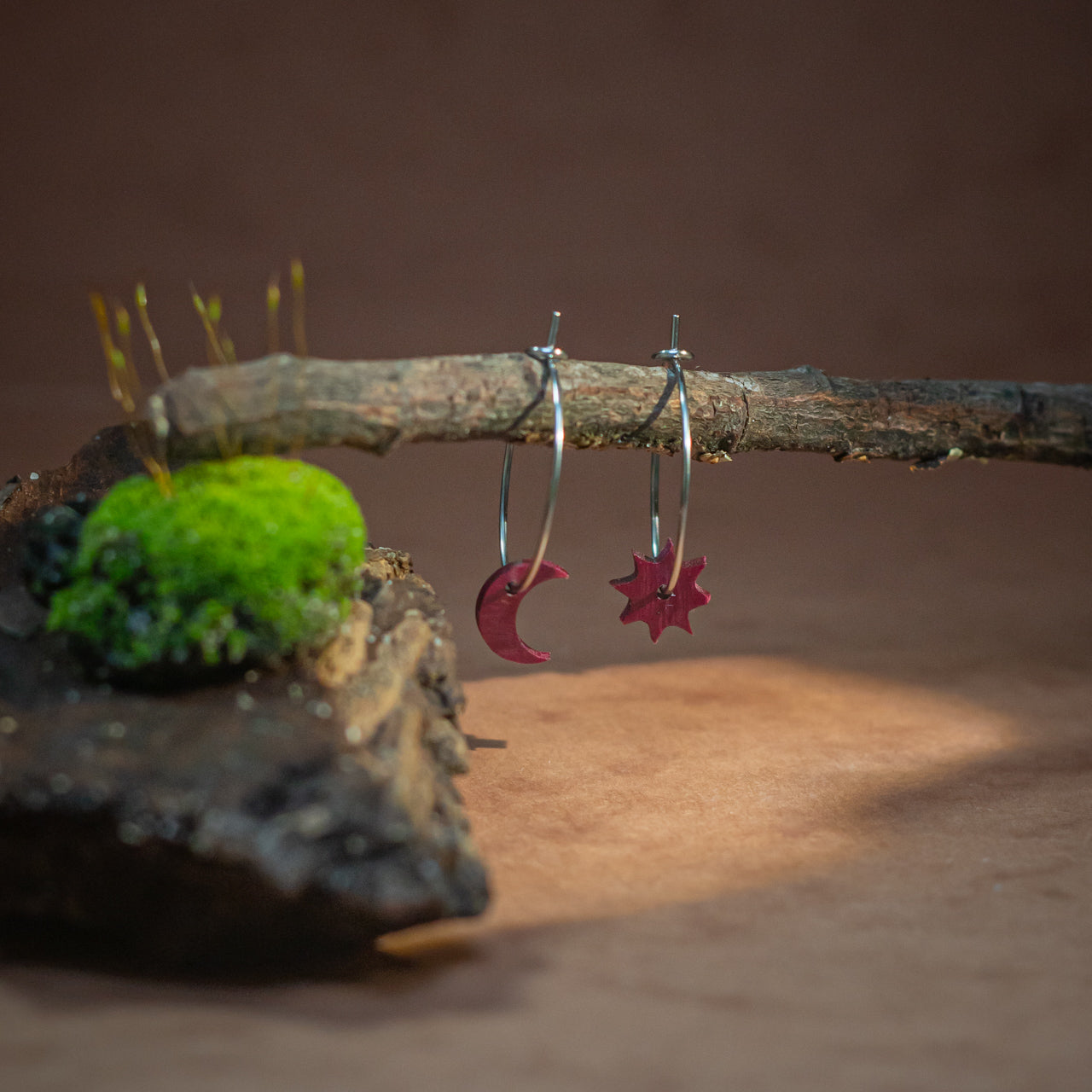 Boucles d'oreilles créoles lune soleil femme argentées en bois précieux. Fabrication artisanale en France par une ébéniste