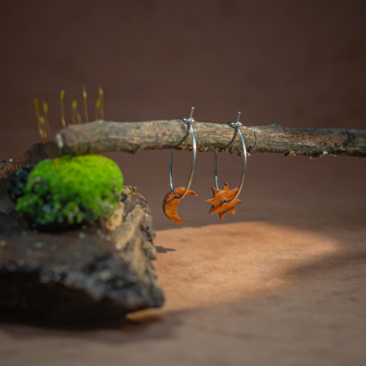 Boucles d'oreilles créoles lune soleil femme argentées en bois précieux. Fabrication artisanale en France par une ébéniste