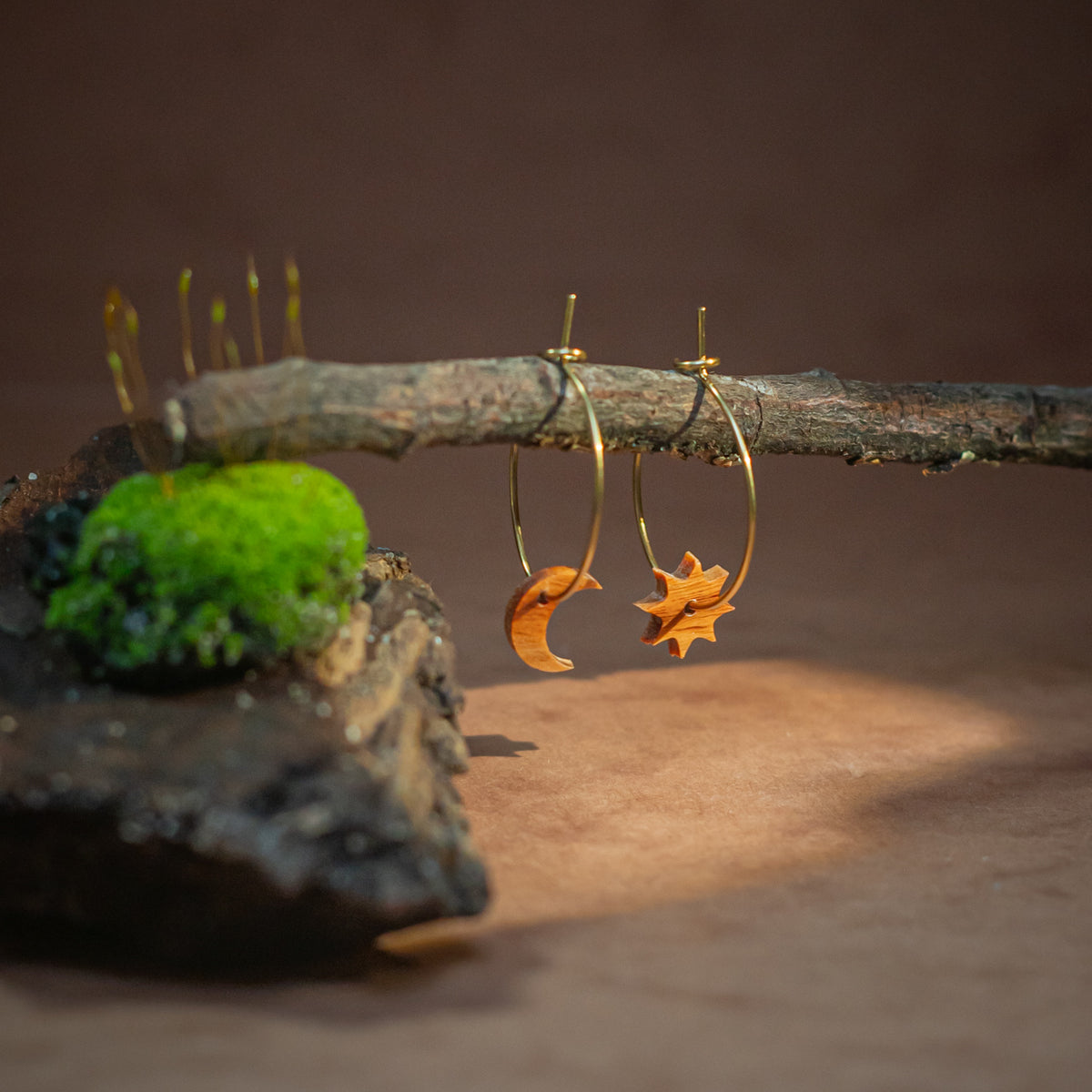 Boucles d'oreilles créoles lune soleil femme dorées en bois précieux. Fabrication artisanale en France par une ébéniste