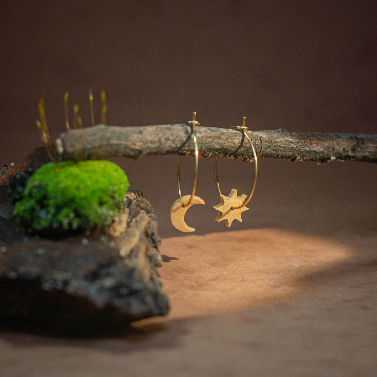 Boucles d'oreilles créoles lune soleil femme dorées en bois précieux. Fabrication artisanale en France par une ébéniste