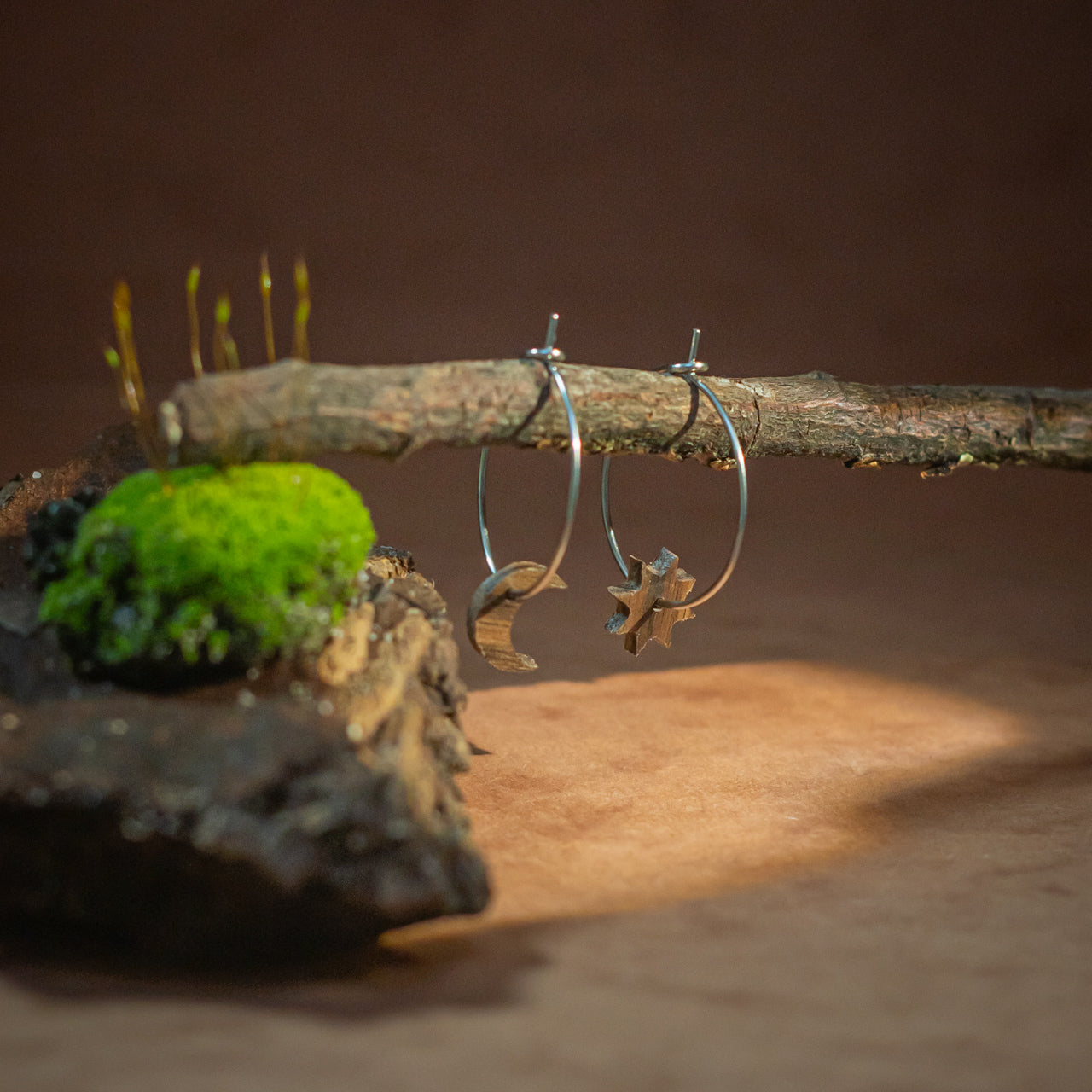 Boucles d'oreilles créoles lune soleil femme argentées en bois précieux. Fabrication artisanale en France par une ébéniste