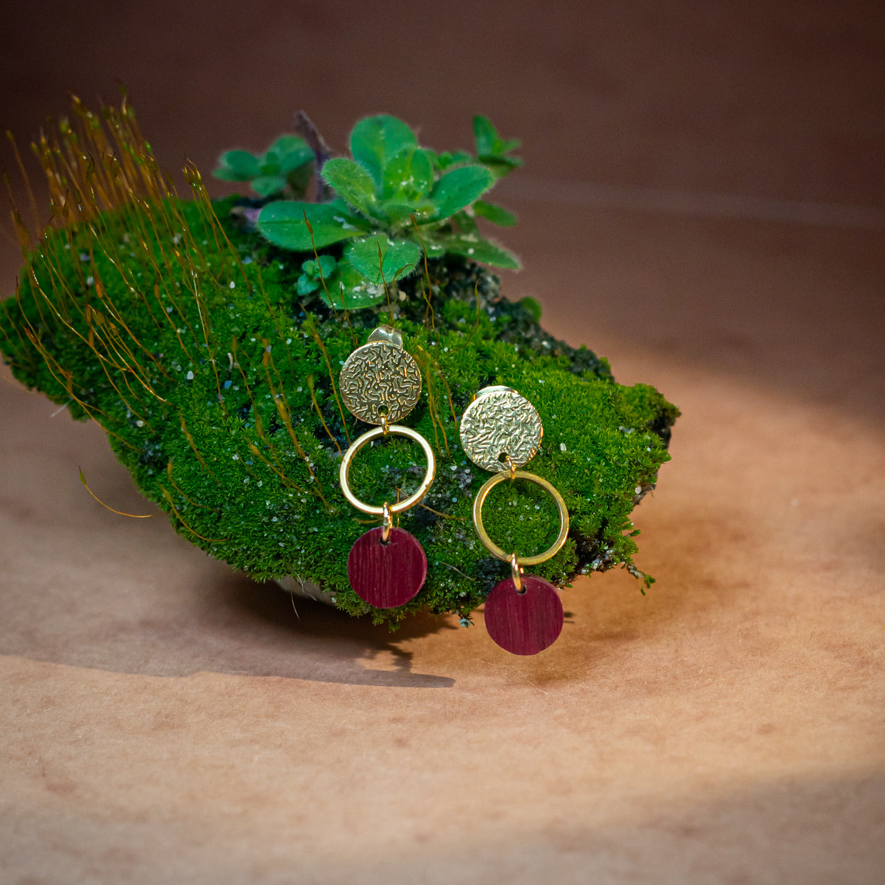 Boucles d'oreilles rondes tombantes femme doré en bois précieux et acier inoxydable. Fabrication artisanale en France par une ébéniste