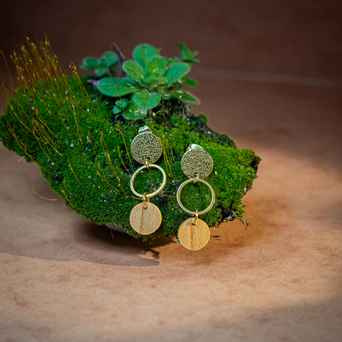 Boucles d'oreilles rondes tombantes femme doré en bois précieux et acier inoxydable. Fabrication artisanale en France par une ébéniste
